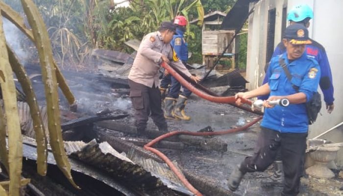 Personil Polsek Pitumpanua Polres Wajo Sigap Bantu Korban Kebakaran Rumah di Desa Marannu