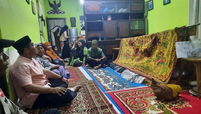 Personil Berduka, Kapolsek Watang Sawitto Melayat Kerumah Duka