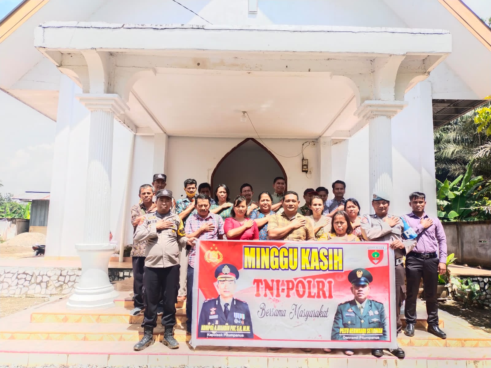 Polsek Pitumpanua Laksanakan Minggu Kasih Di Gereja Protestan Desa Lompoloang