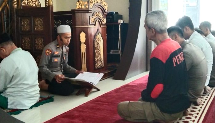 Pembacaan Ayat Suci Al-Qur’an dan Terjemahannya Usai Sholat Dhuhur di Polres Sinjai Terus Berlanjut