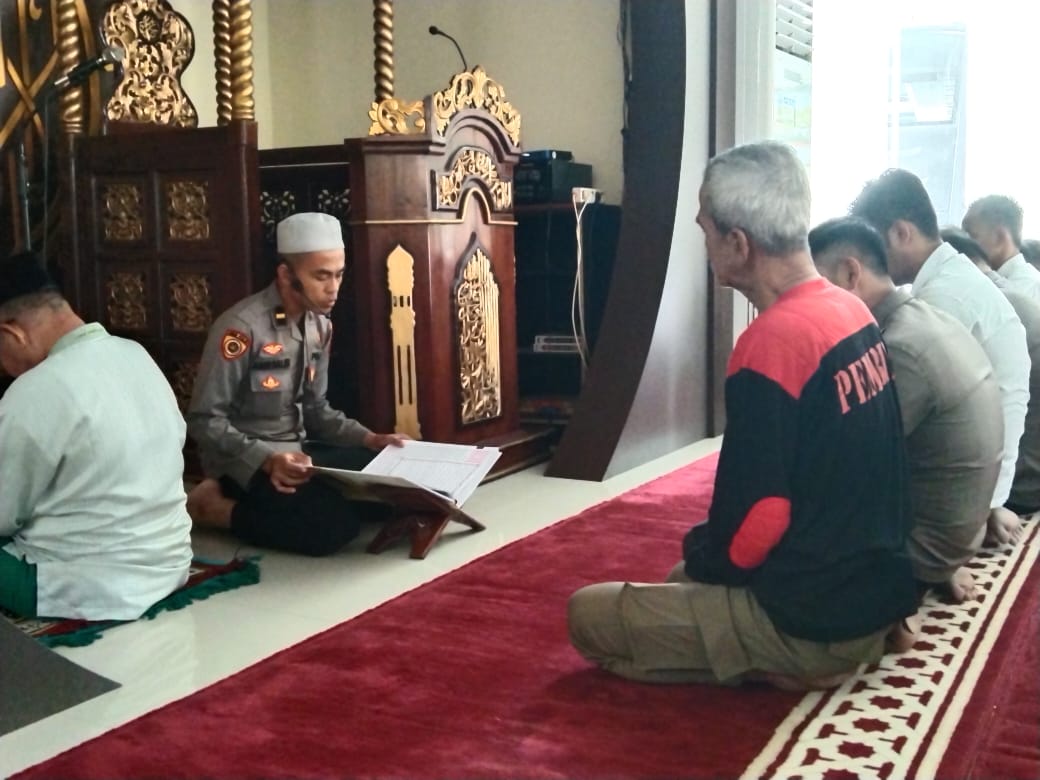 Pembacaan Ayat Suci Al-Qur'an dan Terjemahannya Usai Sholat Dhuhur di Polres Sinjai Terus Berlanjut