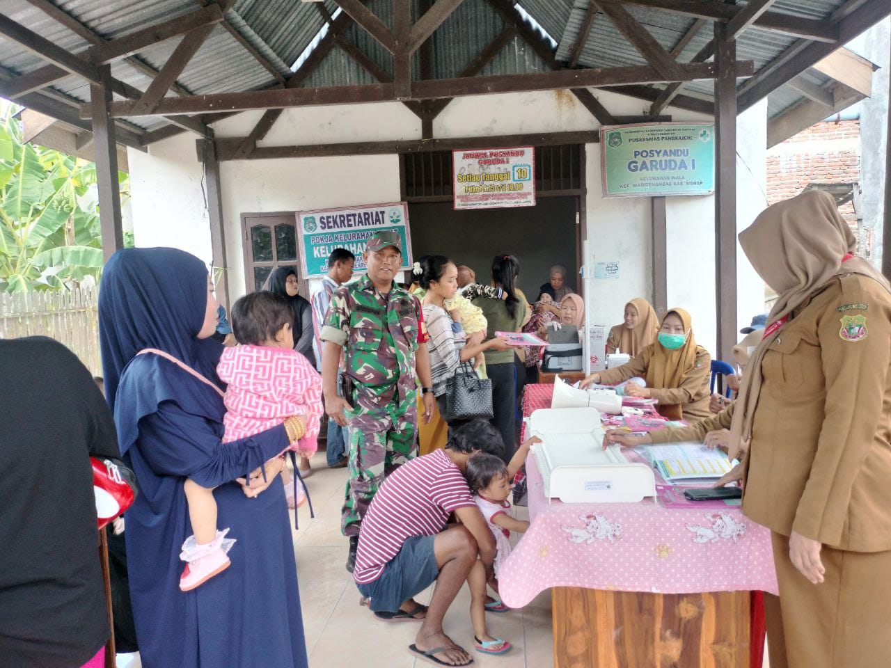 Babinsa Kelurahan Wala Serka Irwan Dike Mendampingi Tim Kesehatan Melaksanakan Kegiatan Posyandu dan Posbindu