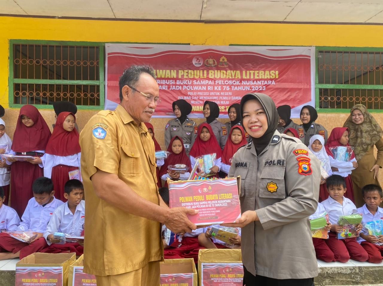 Polres Wajo Peduli Literasi, Polwan Salurkan Buku Sampai Pelosok Nusantara