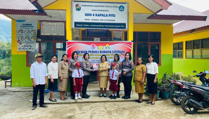 Polwan Polres Toraja Utara Bagikan Buku Bacaan dan Buku Tulis Dukung Budaya Literasi di Indonesia