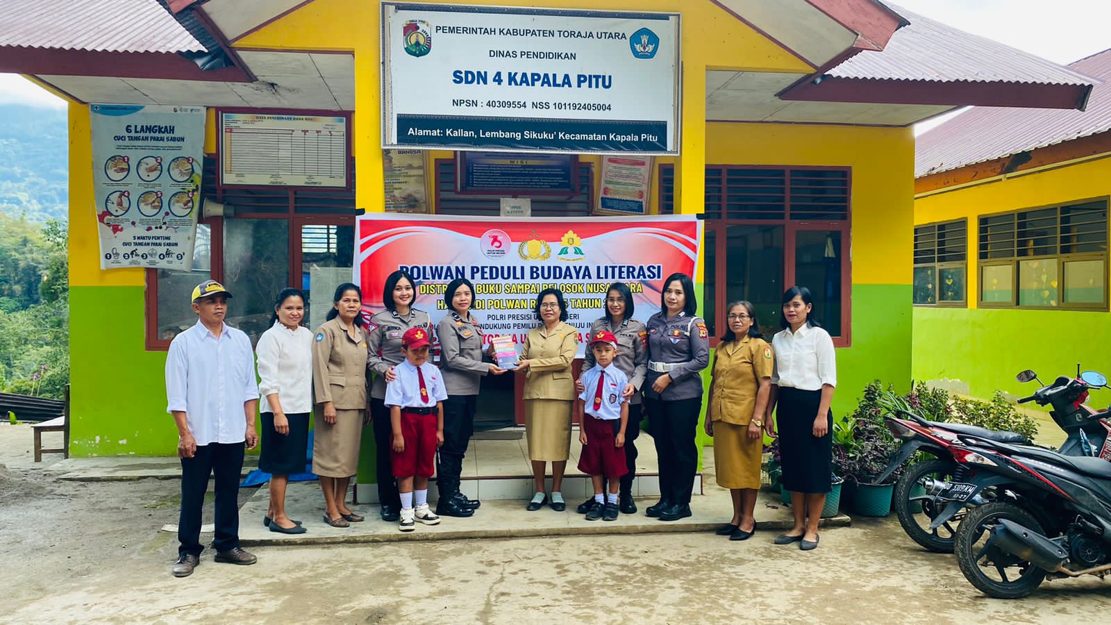 Polwan Polres Toraja Utara Bagikan Buku Bacaan dan Buku Tulis Dukung Budaya Literasi di Indonesia