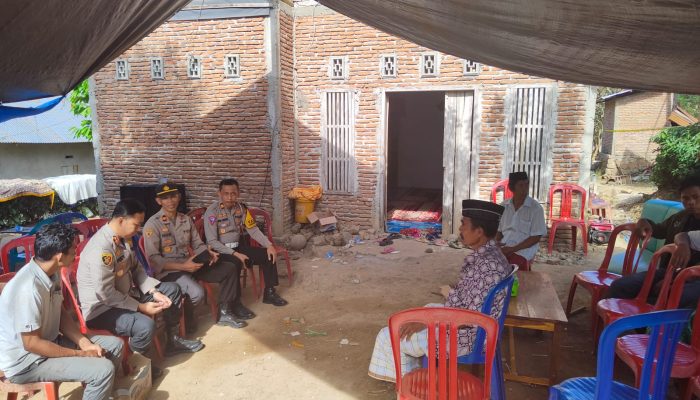 Wujud Kepedulian, AKBP Fery Berikan Bantuan Kepada Korban Kebakaran di Leppang