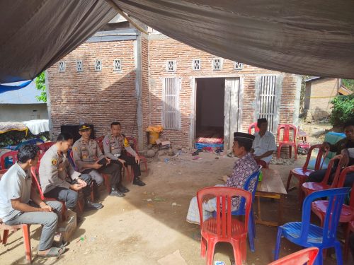 Wujud Kepedulian, AKBP Fery Berikan Bantuan Kepada Korban Kebakaran di Leppang