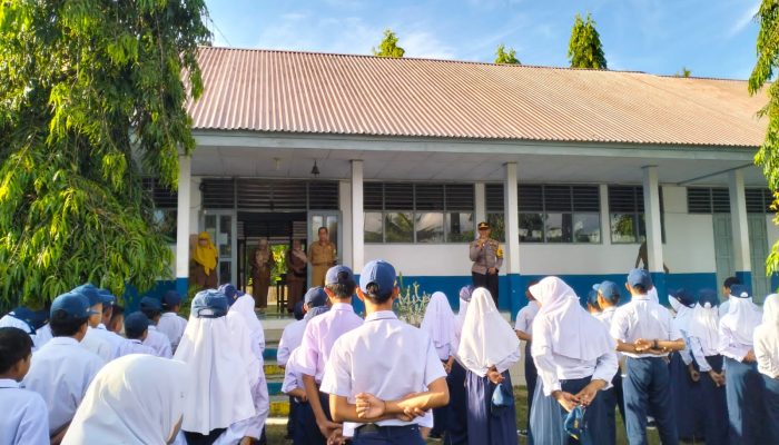 Binluh Ke Sekolah, Kapolsek Sinjai Timur Berikan Imbauan Kamtibmas di SMPN 22