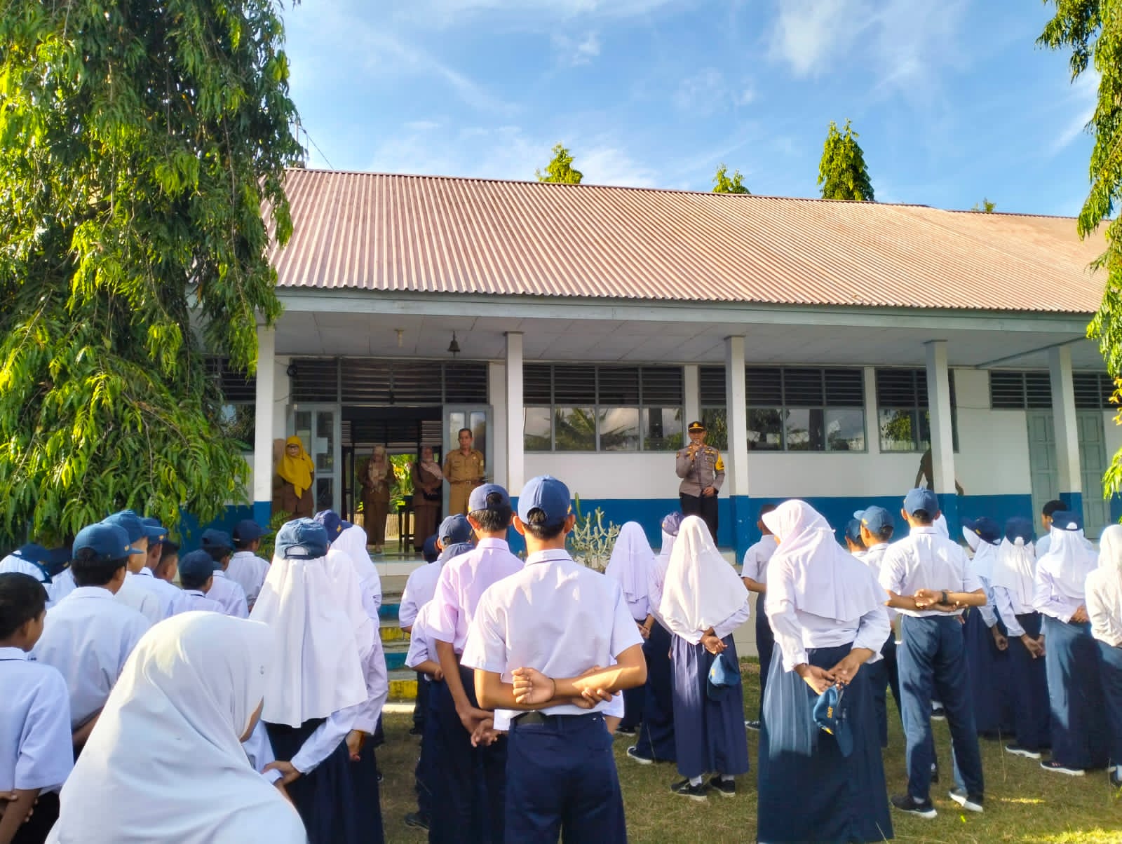 Binluh Ke Sekolah, Kapolsek Sinjai Timur Berikan Imbauan Kamtibmas di SMPN 22