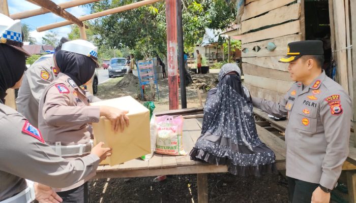 AKBP Arisandi Berbagi Talih Asih Dalam Rangka HUT Lalulintas Bhayangkara ke 68 Tahun