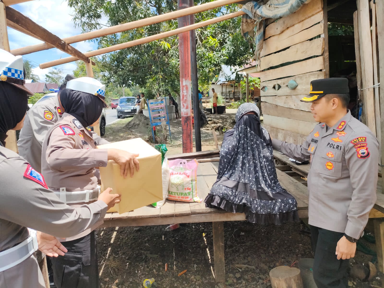 AKBP Arisandi Berbagi Talih Asih Dalam Rangka HUT Bhayangkara ke 68 Tahun