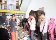 Wujud Belasungkawa, Kapolres Sidrap Melayat Kerumah Duka Orang Tua Personil Meninggal Dunia