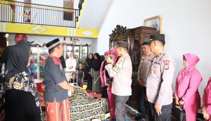 Wujud Belasungkawa, Kapolres Sidrap Melayat Kerumah Duka Orang Tua Personil Meninggal Dunia