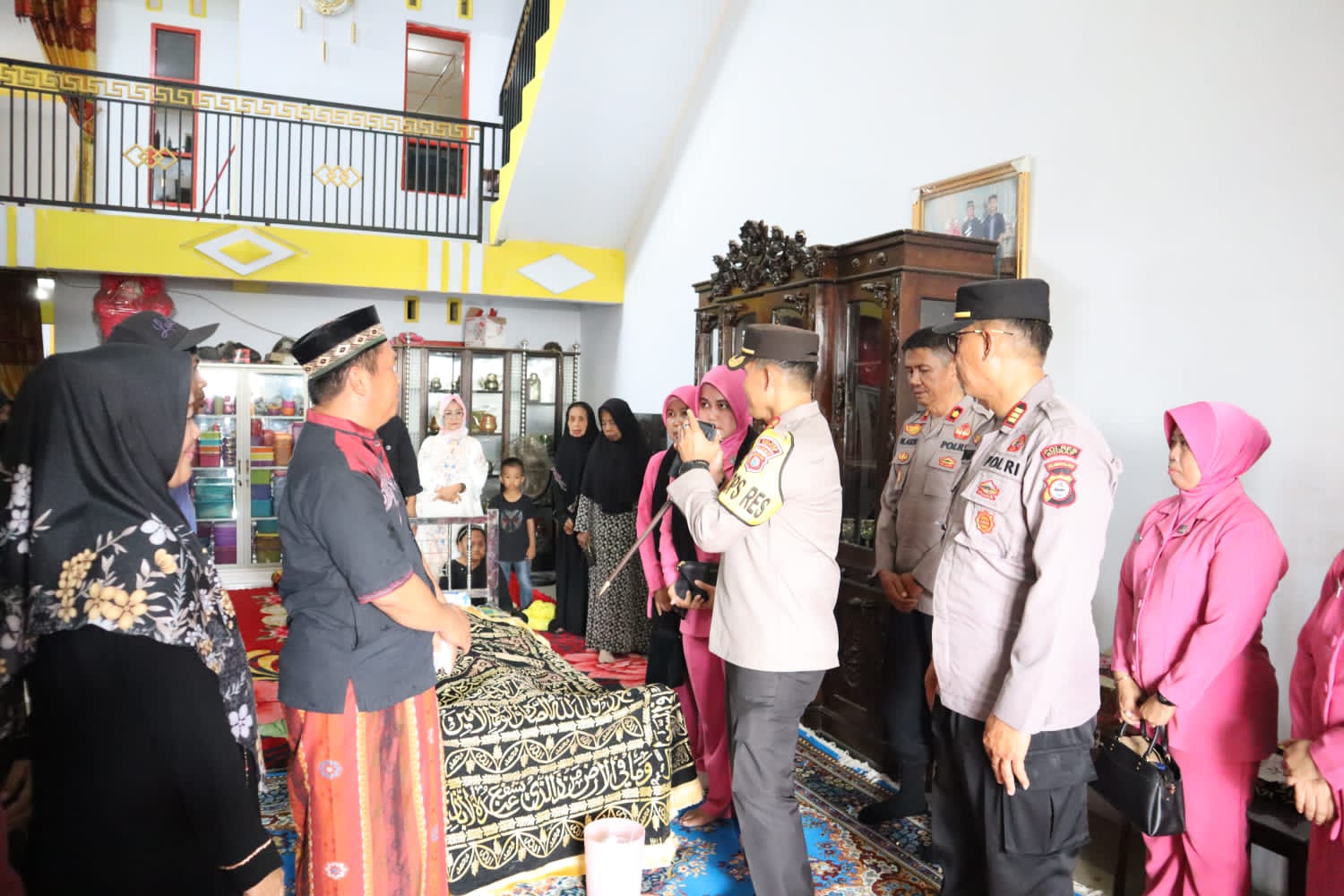 Wujud Belasungkawa, Kapolres Sidrap Melayat Kerumah Duka Orang Tua Personil Meninggal Dunia