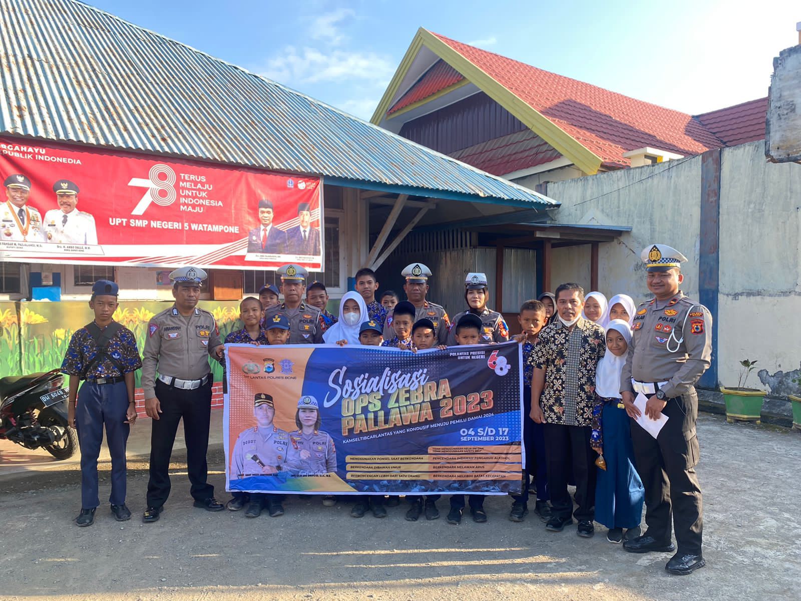 Satlantas Polres Bone Edukasi Pelajar SMP Patuh Aturan Lalu Lintas Dihari Ke-9 Ops Zebra