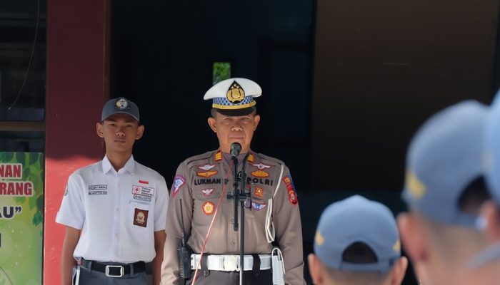 Kasat Lantas Polres Pinrang Jadi Pembina Upacara di Sejumlah Sekolah, Bacakan Amanat Dirlantas Polda Sulsel