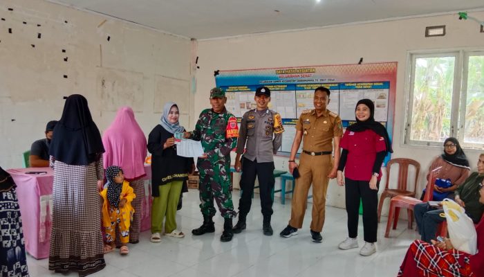 Antisipasi Gangguan Kamtibmas, Bhabinkamtibmas Polsek Sabbangparu Kawal Penyaluran Bantuan PKH