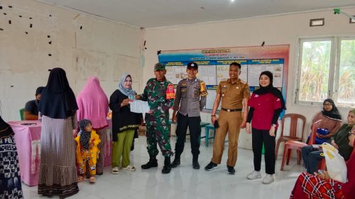 Antisipasi Gangguan Kamtibmas, Bhabinkamtibmas Polsek Sabbangparu Kawal Penyaluran Bantuan PKH