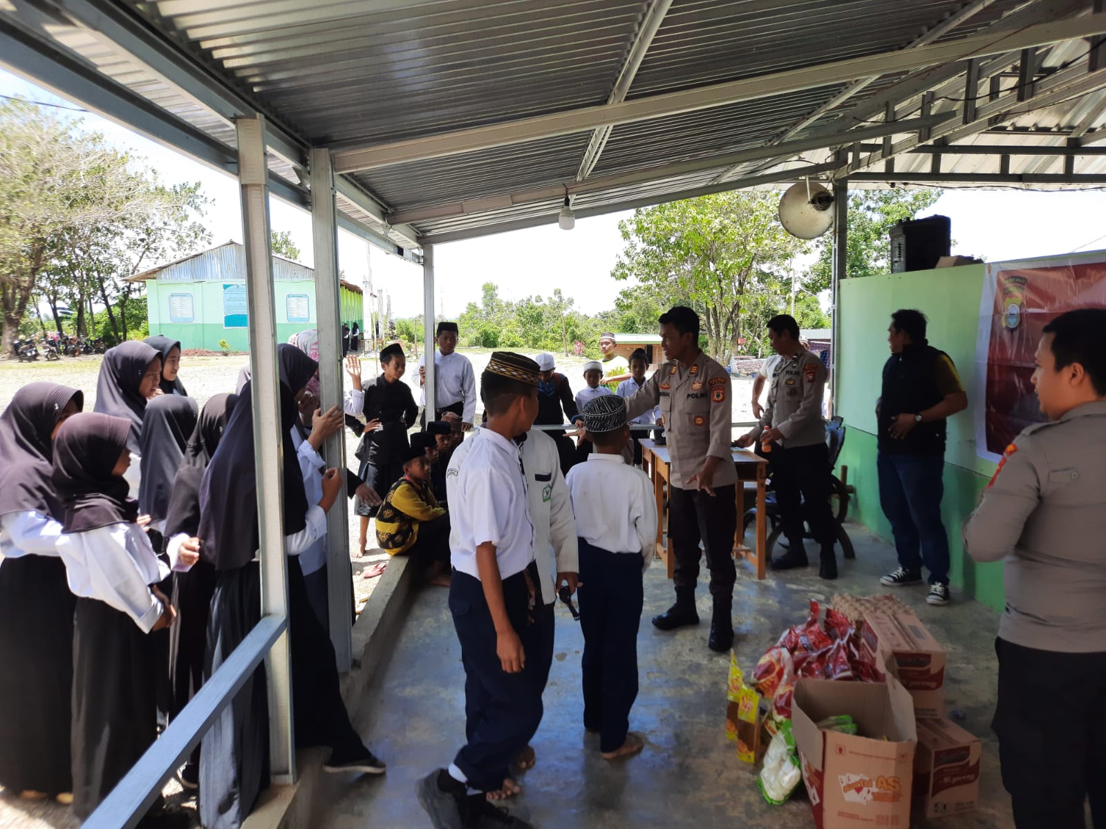 Polres Wajo Salurkan Bantuan Sembako di Pontren Hurriyatunnas Bakti Awo Desa Paojepe Keera.