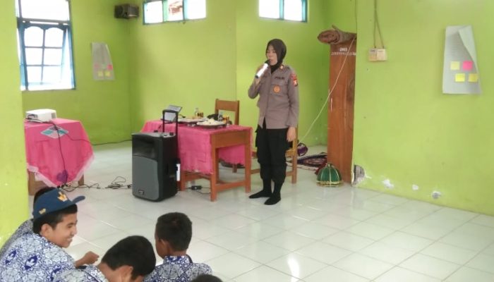 Stop Bullying! Kasat Binmas Polres Sinjai Sosialisasi di SMP Negeri 1 Sinjai