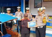 Kasat Lantas Polres Sinjai Bagi Sembako Dalam Rangka Ops Zebra Pallawa 2023