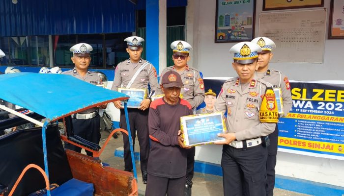 Kasat Lantas Polres Sinjai Bagi Sembako Dalam Rangka Ops Zebra Pallawa 2023