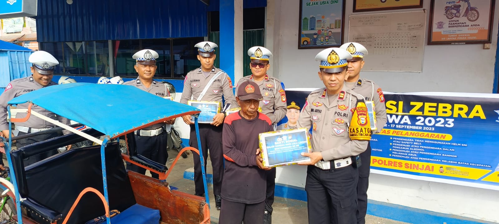 Kasat Lantas Polres Sinjai Bagi Sembako Dalam Rangka Ops Zebra Pallawa 2023