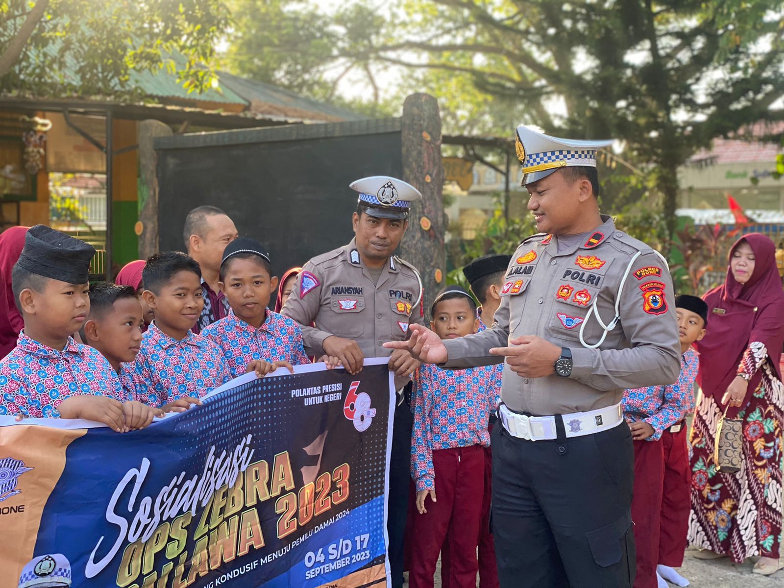 Tanamkan Tertib Berlalu Lintas Sejak Dini, Polantas Bone Edukasi Pelajar SD di Hari Ke-10 Ops Zebra