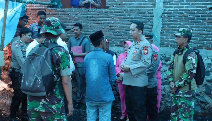 Peduli Sesama, Kapolres Sinjai Berikan Bantuan Kepada Korban Kebakaran di Dusun Rumpala