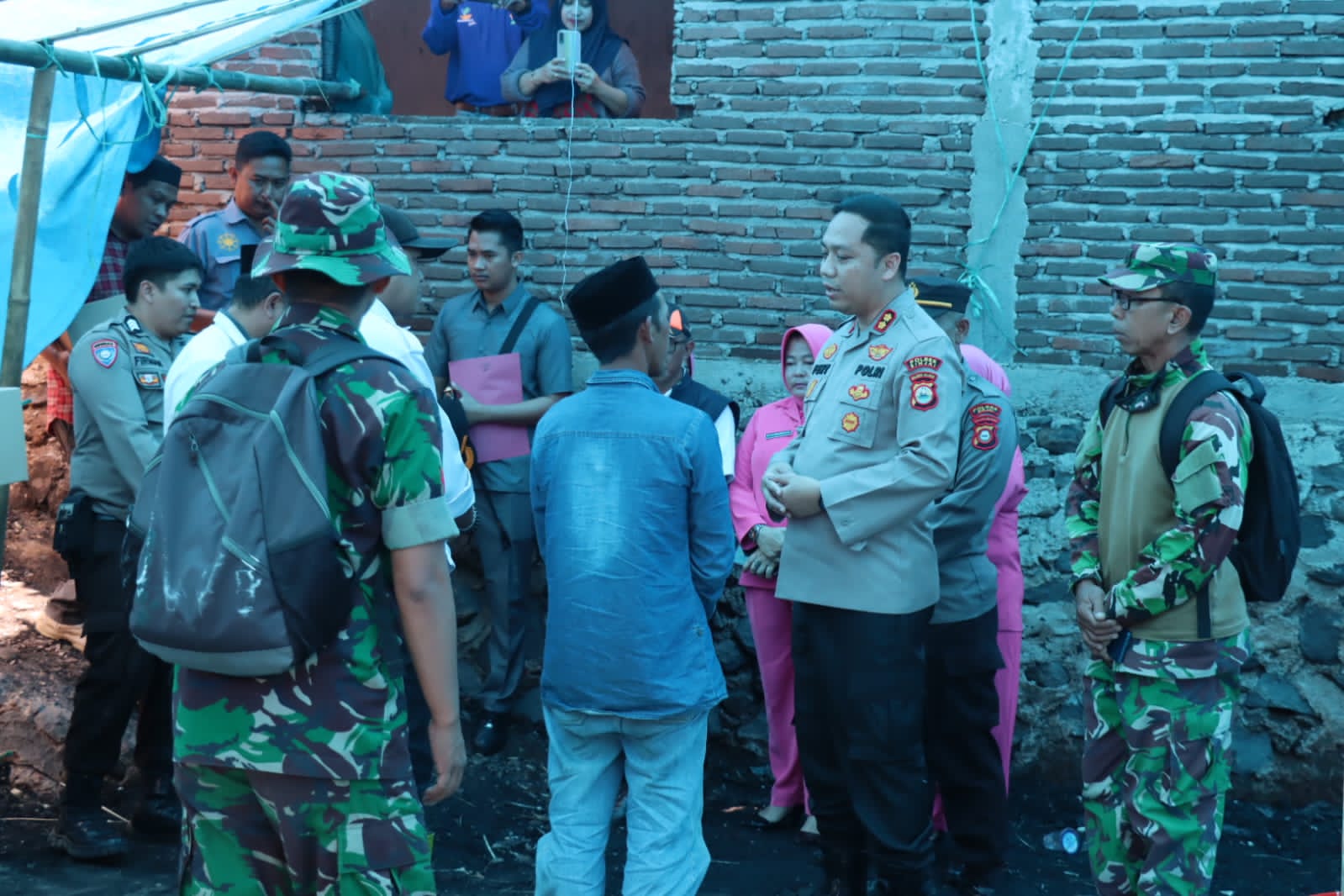 Peduli Sesama, Kapolres Sinjai Berikan Bantuan Kepada Korban Kebakaran di Dusun Rumpala.