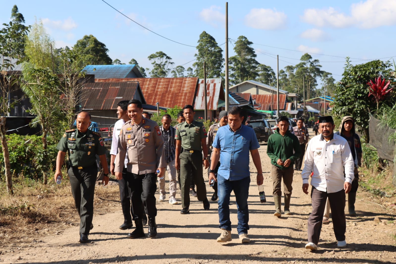 Kapolres Sinjai Bersama Dandim 1424 Sinjai Pimpin Personel Cari Pendaki Yang Hilang di Gunung Bawakaraeng