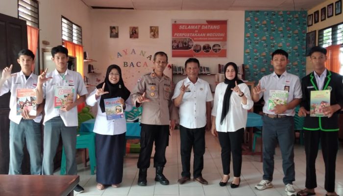 Polres Palopo Serahkan Bantuan Buku Ke Perpustakaan We Cudai