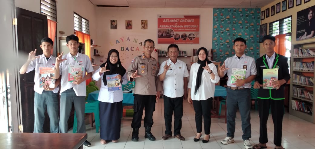 Polres Palopo Serahkan Bantuan Buku Ke Perpustakaan We Cudai