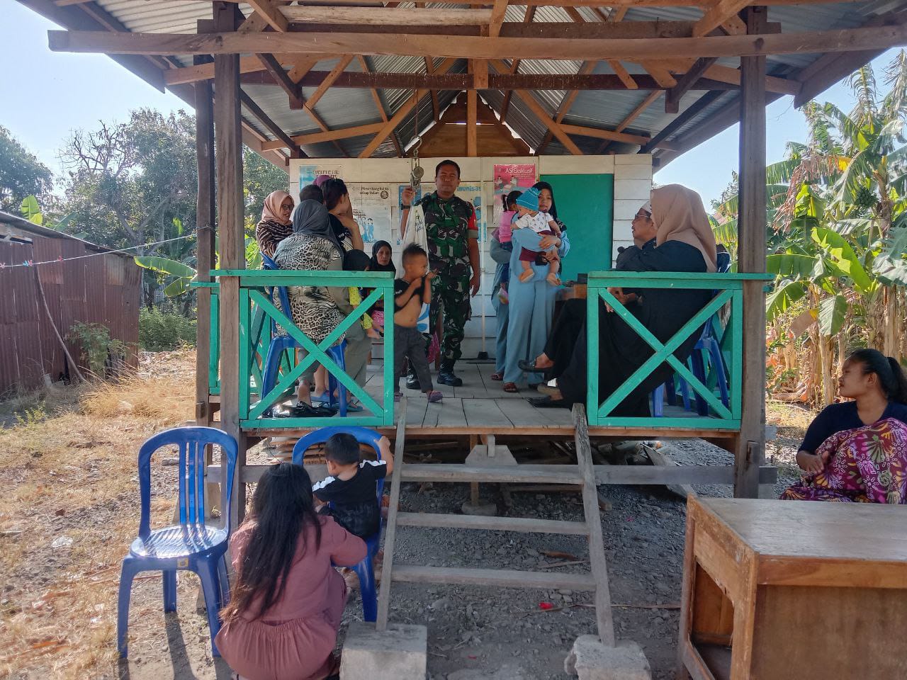 Cegah Stunting, Babinsa Kelurahan Ulu Ale Mendampingi Tim Kesehatan Melaksanakan Kegiatan Posyandu