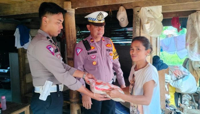 Sambut HUT Lalu Lintas Bhayangkara ke-68, Sat Lantas Polres Toraja Utara Berikan Bantuan Sembako Kepada Warga
