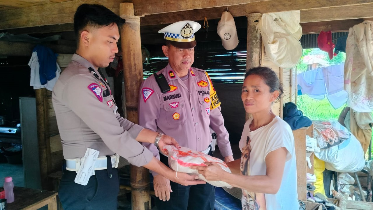 Sambut HUT Lalu Lintas Bhayangkara ke-68, Sat Lantas Polres Toraja Utara Berikan Bantuan Sembako Kepada Warga