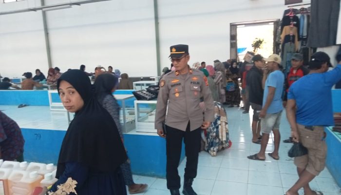 Kapolsek Bola Polres Wajo Bersama Personelnya Melakukan Pengamanan di Pasar Tradisional Solo