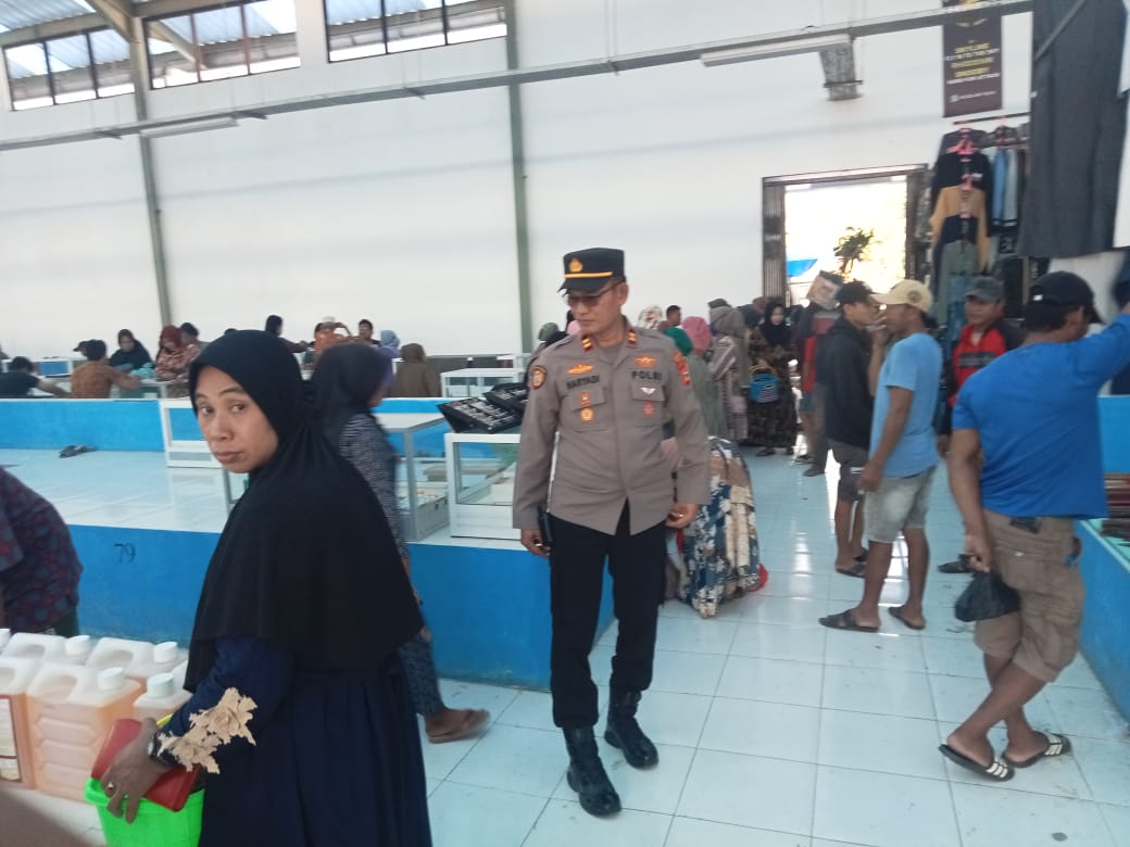 Kapolsek Bola Polres Wajo Bersama Personelnya Melakukan Pengamanan di Pasar Tradisional Solo