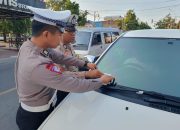 Satlantas Polres Pinrang Gencar Sosialisasikan Keselamatan Berkendara dengan Pemasangan Stiker Operasi Zebra Pallawa 2023