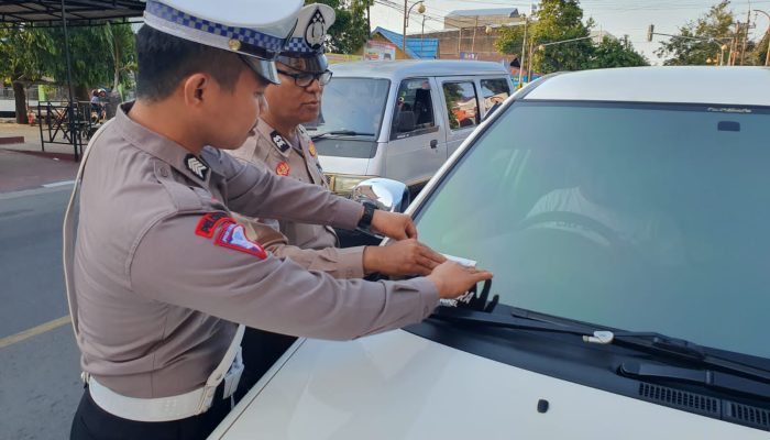 Satlantas Polres Pinrang Gencar Sosialisasikan Keselamatan Berkendara dengan Pemasangan Stiker Operasi Zebra Pallawa 2023