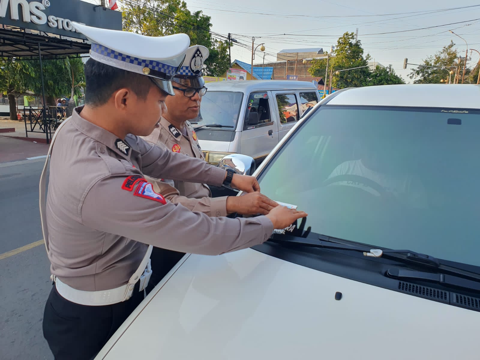 Satlantas Polres Pinrang Gencar Sosialisasikan Keselamatan Berkendara dengan Pemasangan Stiker Operasi Zebra Pallawa 2023