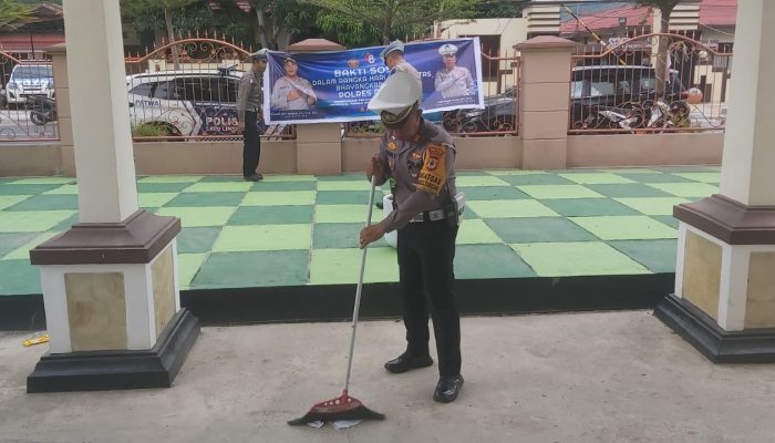 HUT Lalulintas Bhayangkara ke 68, Kasat Lantas Polres Palopo Laksanakan Baksos