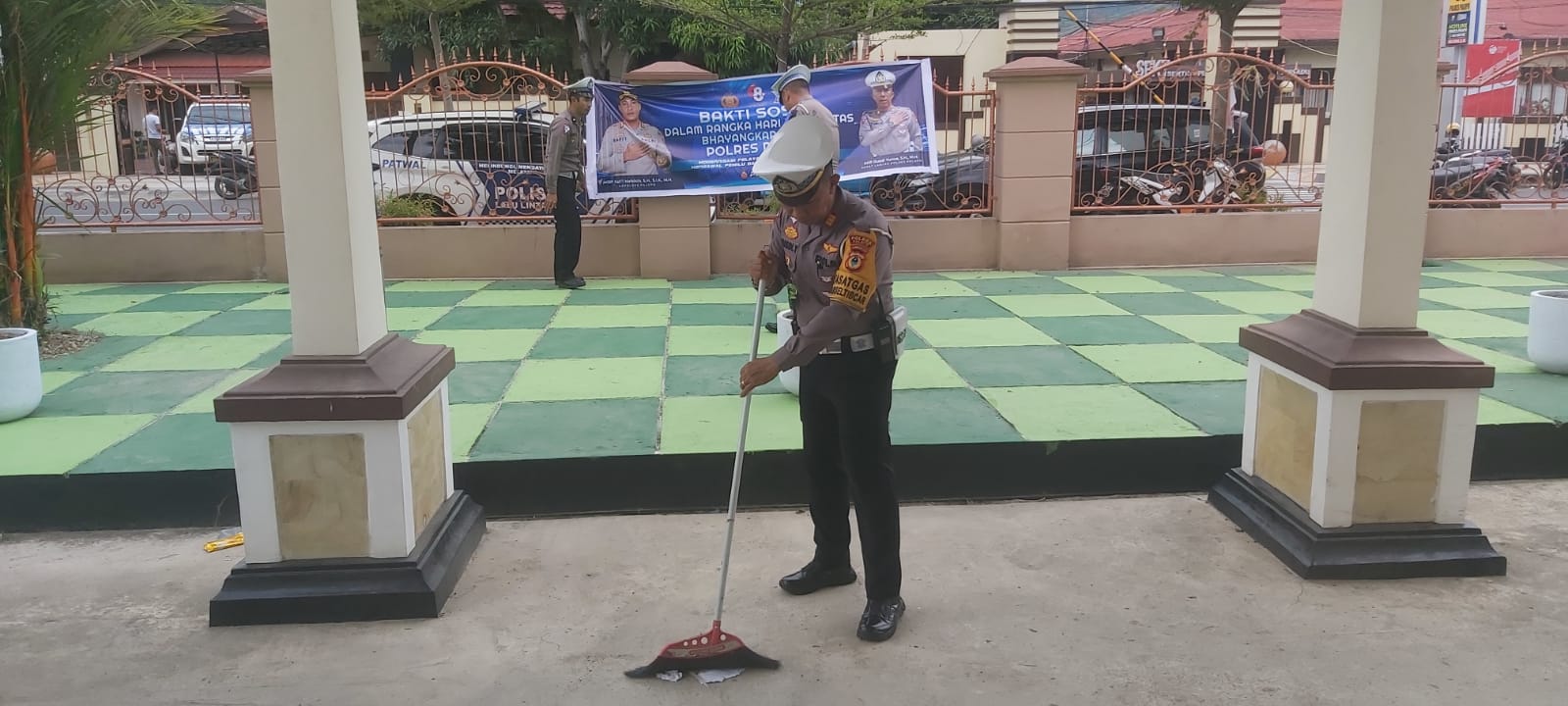 HUT Lalulintas Bhayangkara ke 68, Kasat Lantas Polres Palopo Laksanakan Baksos