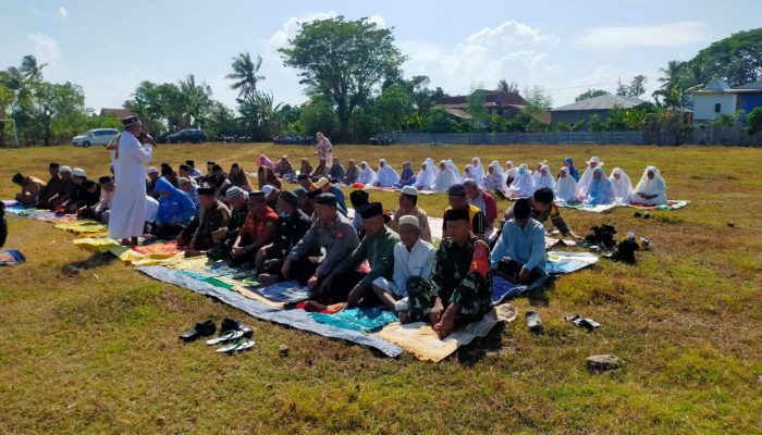 Babinsa Alesaleoe Serda Isman Andil Bersama Masyarakat Salat Istisqa Meminta Hujan
