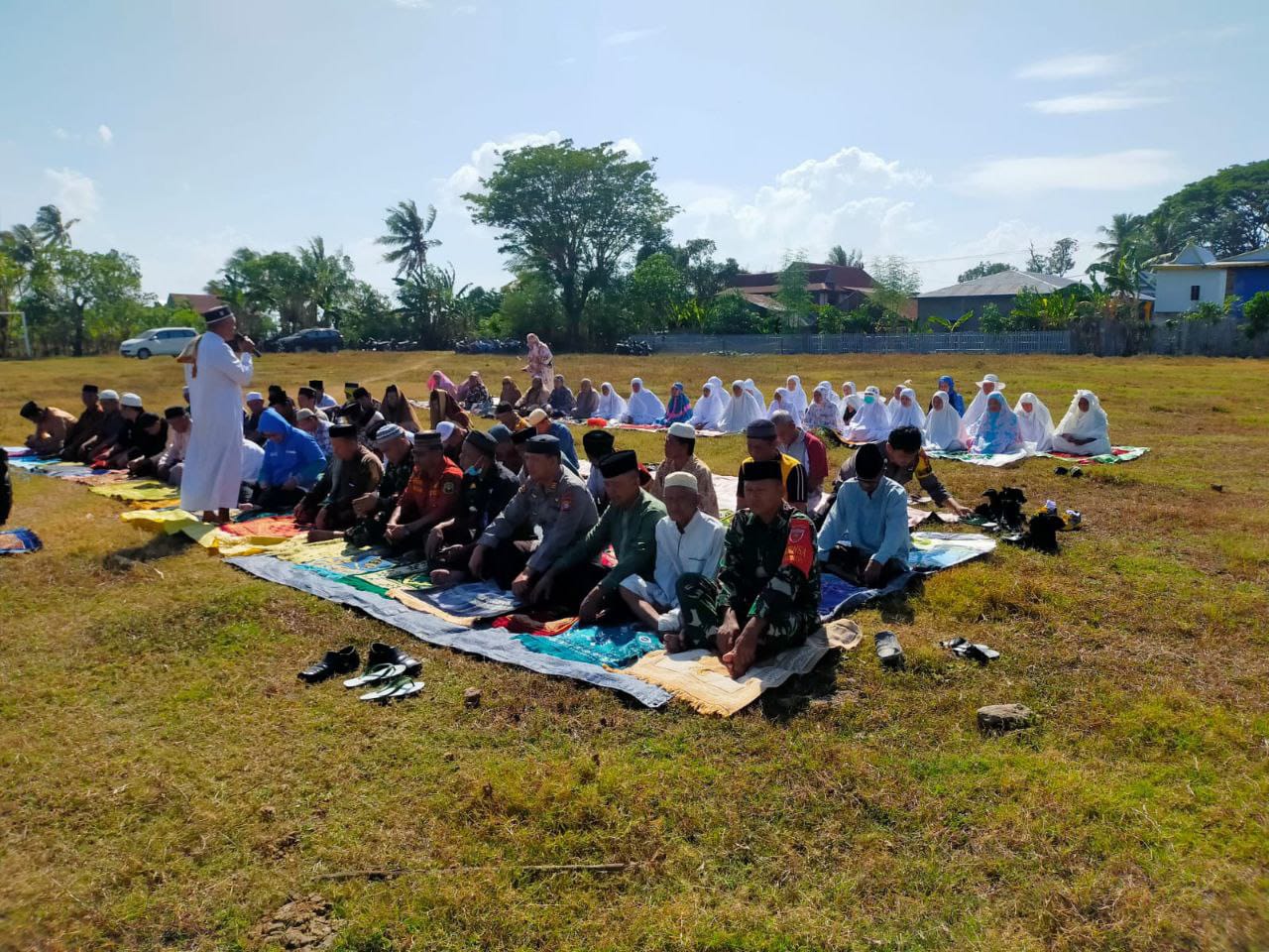 Babinsa Alesaleoe Serda Isman Andil Bersama Masyarakat Salat Istisqa Meminta Hujan