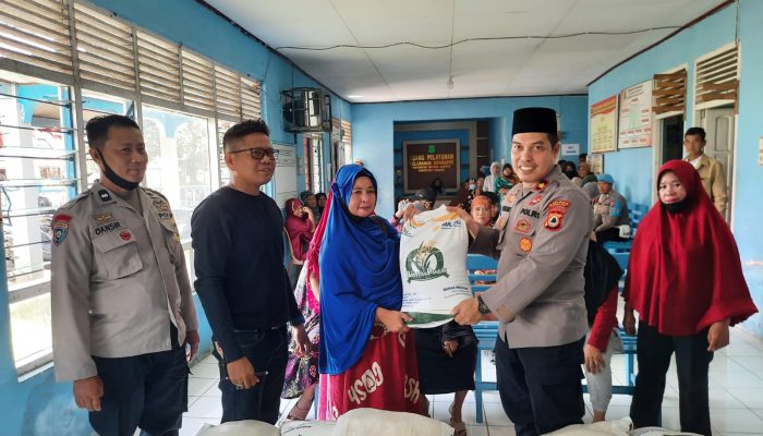 Kapolsek Watang Sawitto Laksanakan Penyaluran Bantuan Beras Tahap Kedua di Kelurahan Siparappe