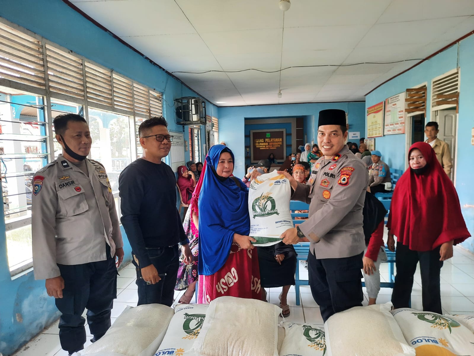 Kapolsek Watang Sawitto Laksanakan Penyaluran Bantuan Beras Tahap Kedua di Kelurahan Siparappe