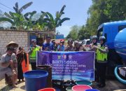 Sat Lantas Polres Gowa Bagikan Air Bersih Kepada Warga