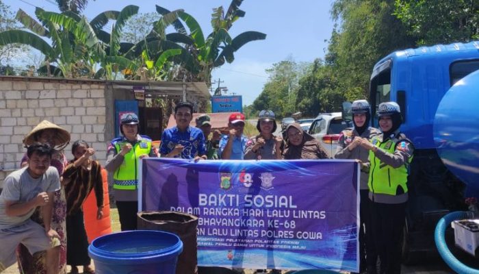Sat Lantas Polres Gowa Bagikan Air Bersih Kepada Warga