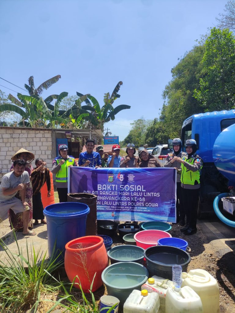Sat Lantas Polres Gowa Bagikan Air Bersih Kepada Warga